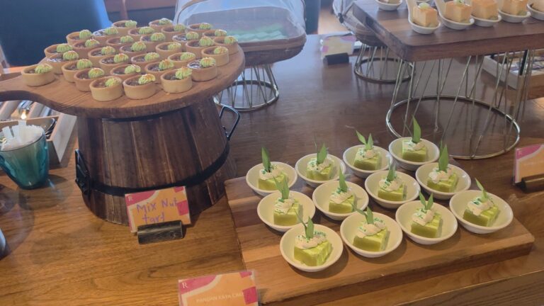 renaissance hotel executive lounge desserts