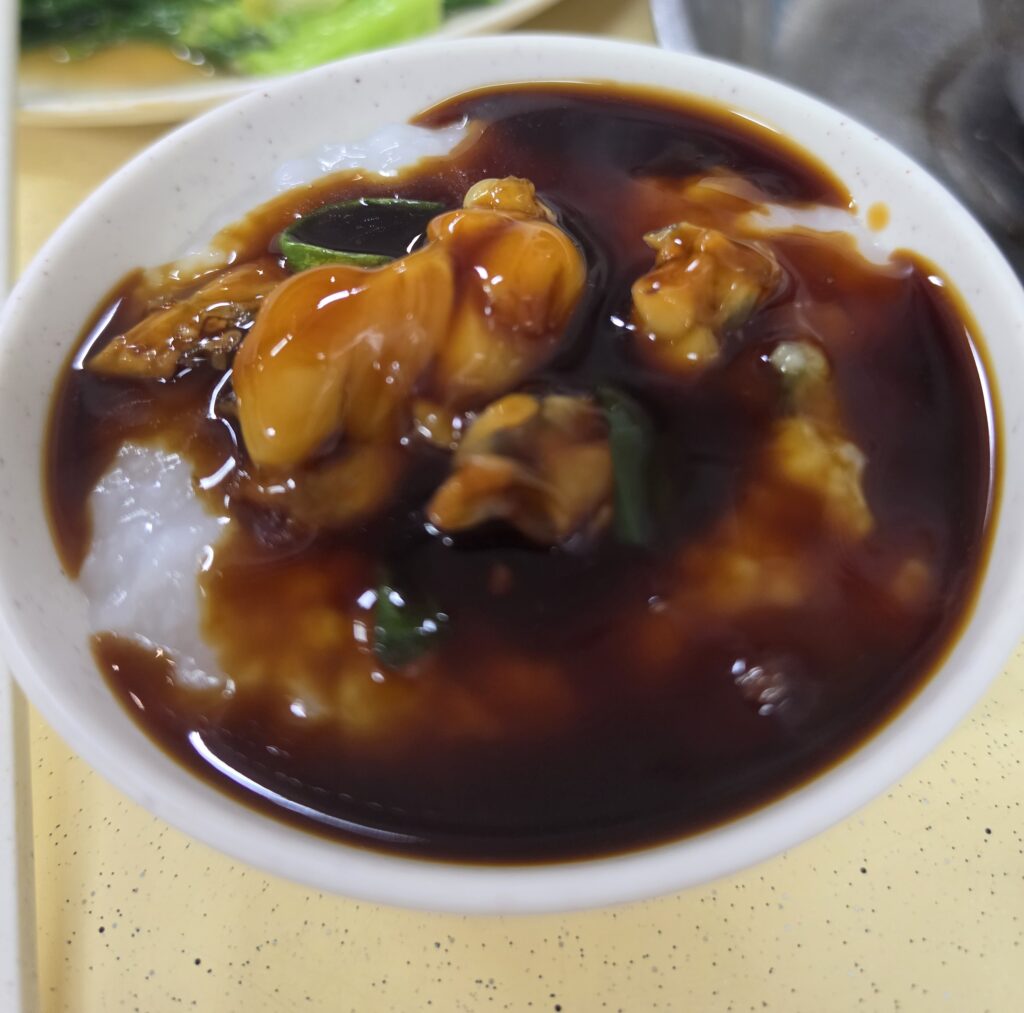 Hong Chang Eating House: Why Everyone Queues for Their Famous Frog Claypot Porridge 5 Mix the porridge and Frog Leg 1