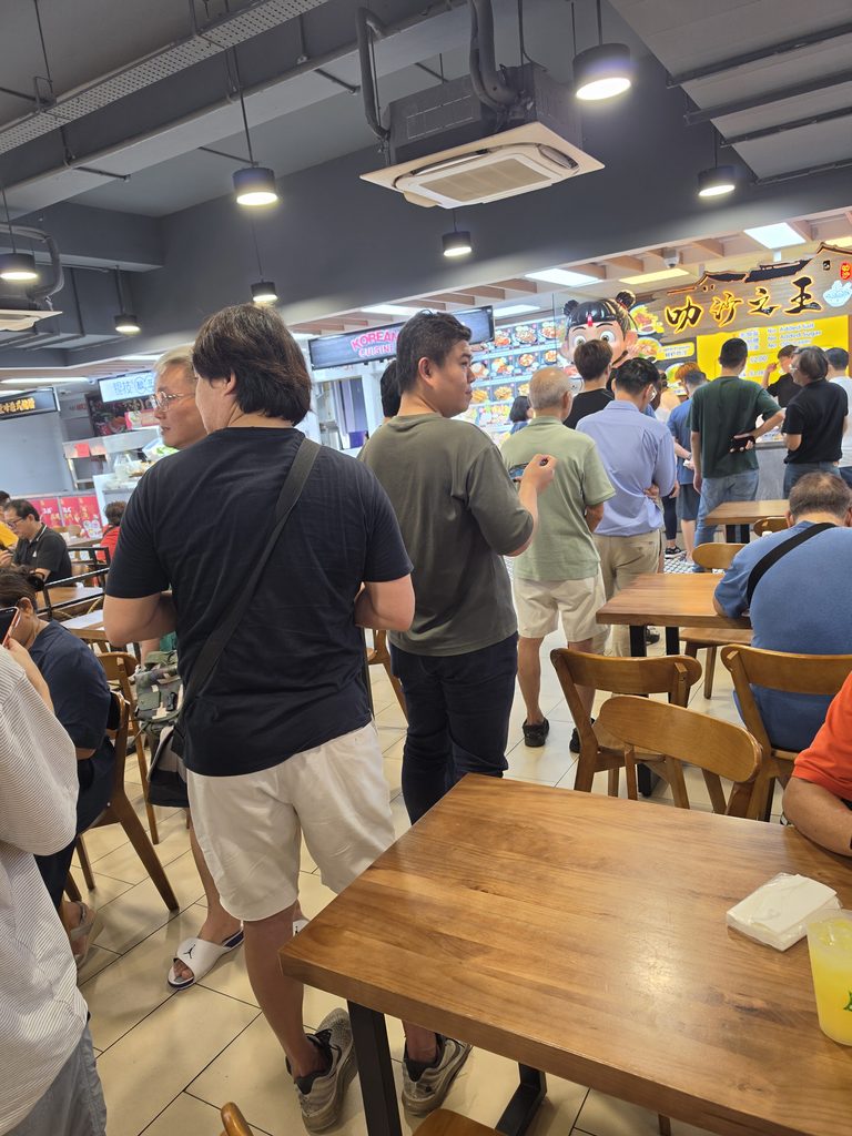 King of Laksa SG: The Amazing Low-Carb Laksa Drawing Long Queues 1 King of Laksa Queue