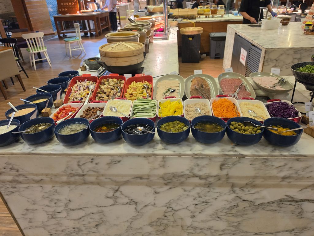 DoubleTree JB salad corner